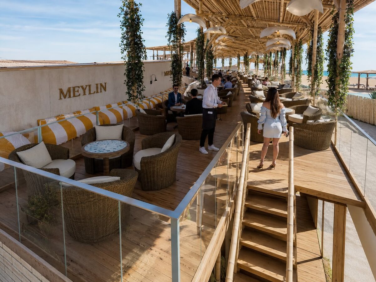 Terraza lounge Meylin de AquaPlaza con sofás y vista al mar