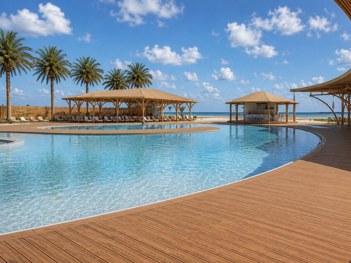 Camastros y palapas del beach club de AQUALODGE junto a la piscina y la playa