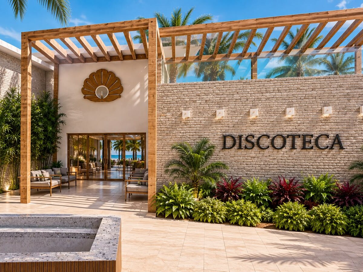 Entrada de la discoteca de AQUALODGE con pérgola de madera y jardines