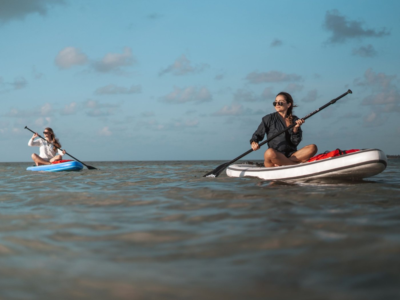 Paddle board al atardecer