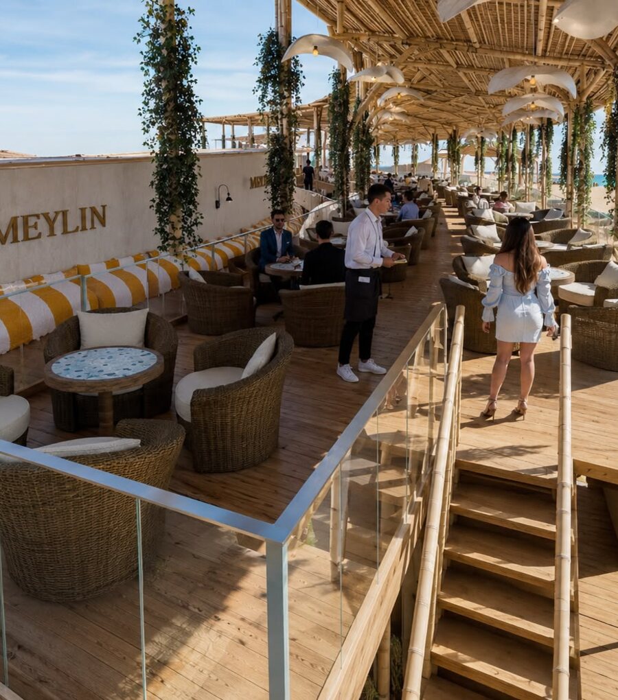 Beach club de AQUALODGE con terraza lounge y vista al mar de Playa Hermosa, Tumbes