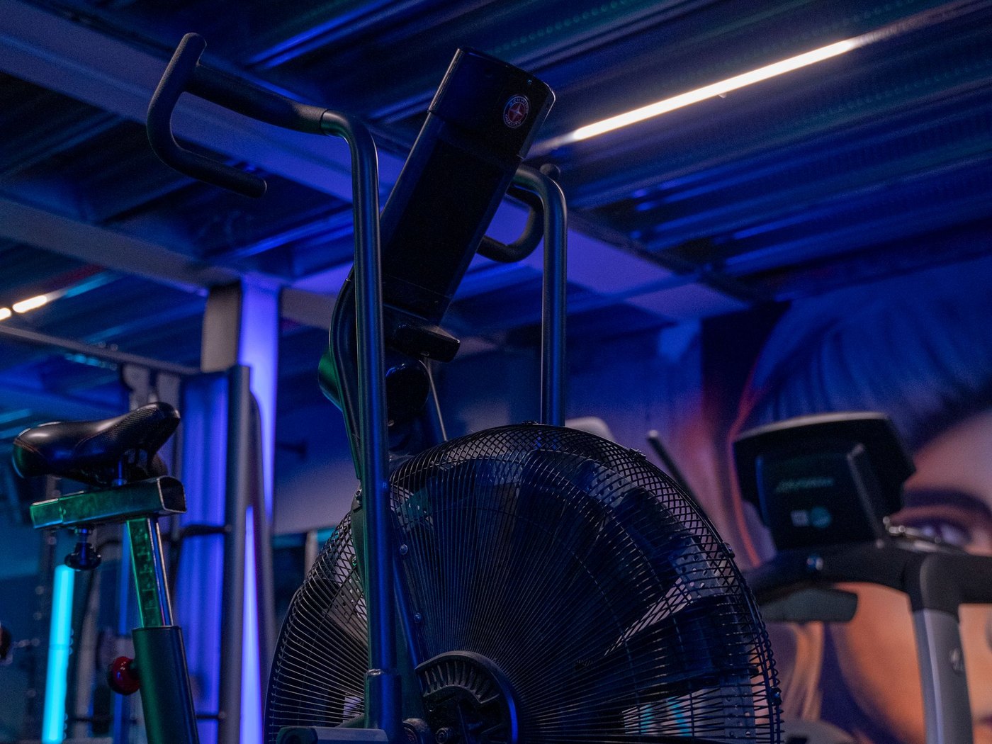 Ambiente moderno del gimnasio