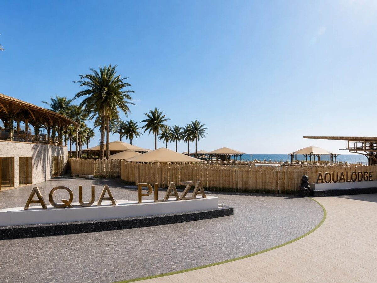 Boulevard AQUA PLAZA de AQUALODGE con sombrillas de paja y el mar al fondo — Tumbes
